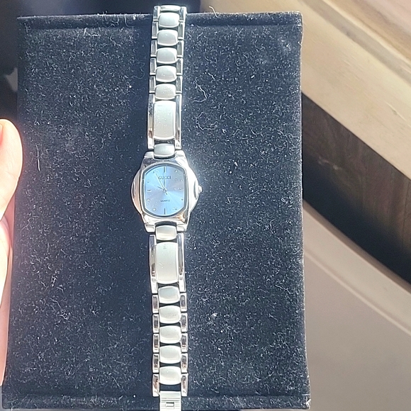 Gucci ladies watch. 8.5inches long. Quartzglass